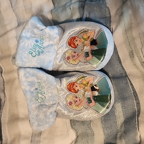 Disney Elsa and Anna slippers velcro size 7/8L - Picture 1 of 9